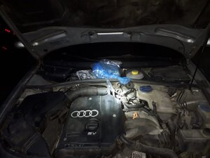 widok pod pokrywą silnika audi, gdzie widoczny jest ukryty niebieski worek z zawartością narkotyków