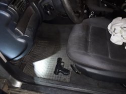 broń leżąca pod fotelem kierowcy na podłodze