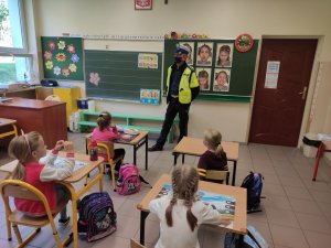 policjanci nauczają dzieci