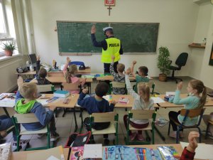 policjanci nauczają dzieci