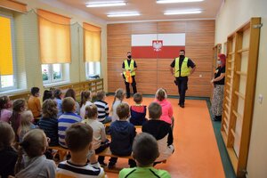 policjanci podczas przypominania zasad bezpieczeństwa