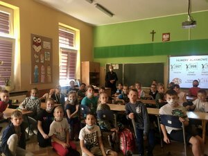 Policjantka z podczas prelekcji z uczniami w Niegowici