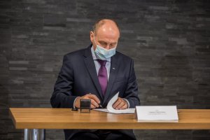 Podpisanie umowy między KWP a firmą Erbet