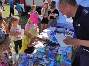 dzieci przy stoisku profilaktycznym