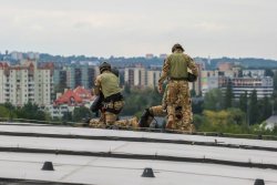 Policjanci SPKP w trakcie ćwiczeń w Tauron Arenie