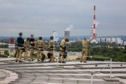 Policjanci SPKP w trakcie ćwiczeń w Tauron Arenie