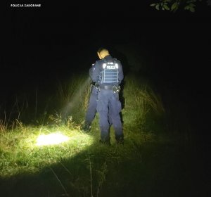 policjant podczas poszukiwań zaginionego