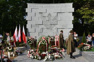 warta honorowa przy pomniku Żołnierzy Wyklętych