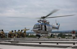 Policjanci SPKP w trakcie ćwiczeń w Tauron Arenie