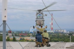 Policjanci SPKP w trakcie ćwiczeń w Tauron Arenie