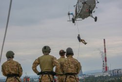 Policjanci SPKP w trakcie ćwiczeń w Tauron Arenie