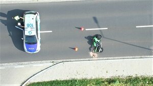 Zabezpieczone miejsce wypadku : radiowóz oraz motocykl przewrócony na jezdni