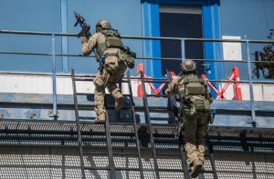 policjanci wchodzą z rampy na balkon