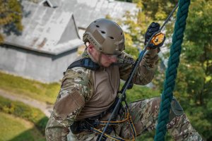 policjant zjeżdża na linie