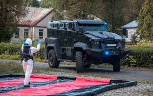 policyjny pojazd specjalny zbliża się do podłoża do dekontaminacji