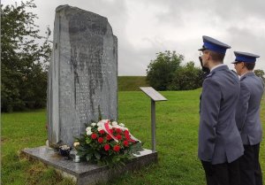 policjanci oddają honor