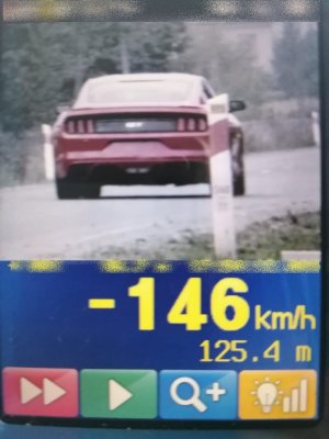 Zdjęcie z videorejestratora na którym widoczny jest tył czerwonego samochodu Ford Mustang GT, poniżej zarejestrowana prędkość -146km na godzinę