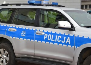 bok policyjnego radiowozu oznakowanego