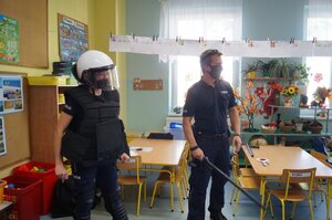 policjanci podczas prelekcji w sali prezentujący policyjny sprzęt
