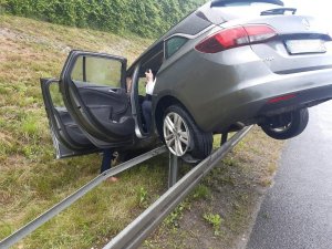 Astra na metalowych barierkach, widok od strony autostrady