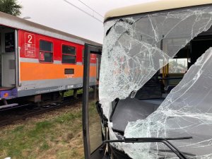 uszkodzony pociąg i autokar