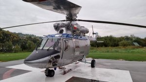 helikopter na lądowisku