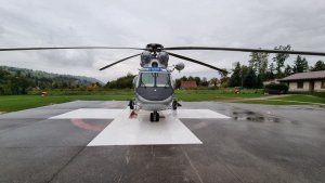 helikopter na lądowisku