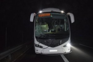 widok z przodu autobusu, który ma uszkodzony prawy reflektor oraz przednia szybę z prawej strony.