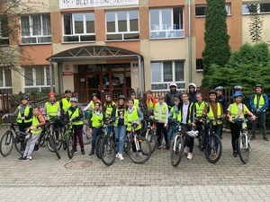 Policjanci oraz uczniowie na rowerach podczas akcji rowerem do celu