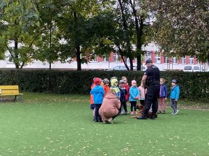 Przewodnik psa policyjnego opowiada dzieciom o swojej pracy