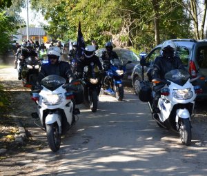 motocykliści pilotowani przez policję