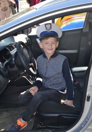 chłopiec w czapce policyjnej