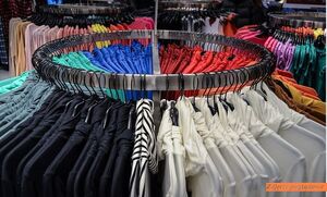 sklepowy wieszak z ubraniami