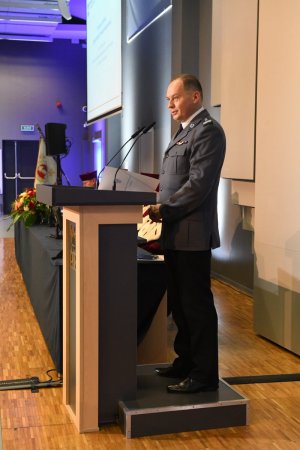 młodszy inspektor Robert Górka przemawia na inauguracji roku akademickiego