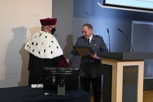 młodszy inspektor Robert górka z rektorem politechniki