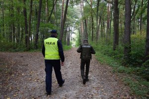 policjant i Strażnik Leśny sprawdzają główne ścieżki spacerowe