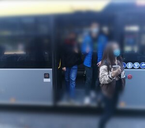 Młodzież wysiadająca po kontroli policji.