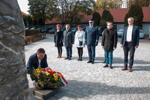 składanie wieńca pod pomnikiem