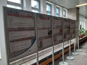 ekspozycja – plakaty na stojakach -  na korytarzu komendy