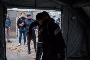 stanowisko organizacyjne KWP w Krakowie. Poborowi czekają na swoją kolej