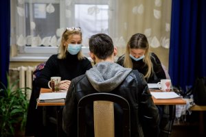 stanowisko organizacyjne KWP w Krakowie. Poborowi czekają na swoją kolej