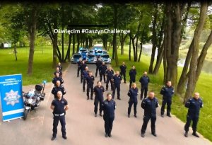Oświęcimscy policjanci podczas akcji Oświęcim #GaszynChallenge