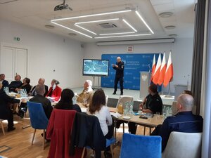 Policjant KWP prowadzi prezentację