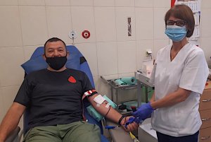 Dariusz Knapczyk oddający krew