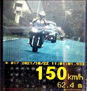 zdjęcie motocyklisty wraz z prędkością 150 km na godzinę z policyjnego rejestratora