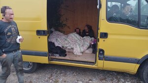 Osoby w busie. W przestrzeni do przewożenia towarów