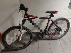 rower górski w kolorze czarno pomarańczowo fioletowym