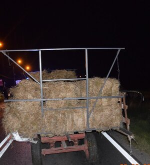 przyczepa z załadowanymi kostkami słomy