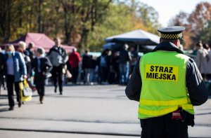 policjanci kontrolują przejścia dla pieszych za pomocą drona