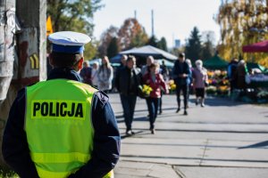 policjanci kontrolują przejścia dla pieszych za pomocą drona